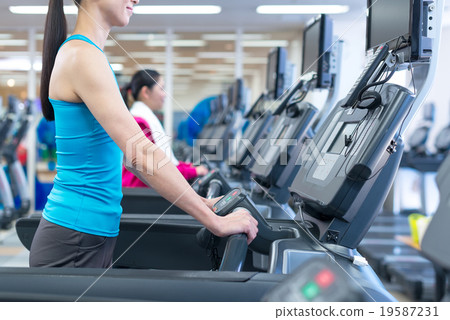 行使在健身健身房的女性圖像零件身體局部 19587231