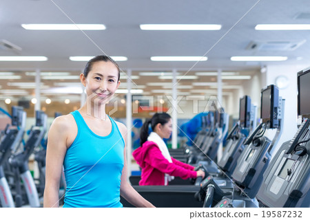 在健身健身房鍛煉的婦女 19587232