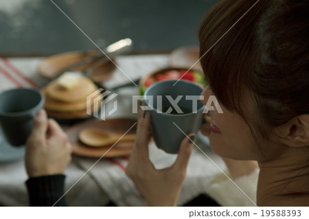 Women who eat 19588393