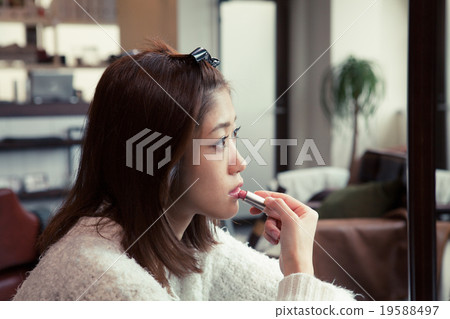 二十多歲的女人舔嘴唇 19588497