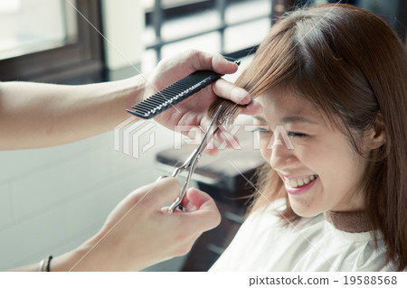 二十多歲的女人在理髮師 19588568