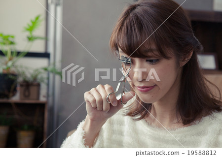 二十多歲的女性使用分局 19588812