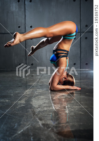 Young sports woman Young sports woman 19589752