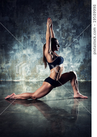 Woman bodybuilder Woman bodybuilder 19589998