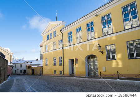 Street in old town Tallinn 19590444
