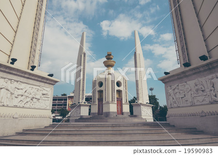 Democracy monument, Bangkok, Thailand Democracy monument, Bangkok, Thailand 19590983