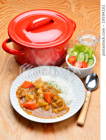 注意)蒸汽是潤飾合成。修飾標記留在勺子上。咖哩和米飯和迷你沙拉和鍋。 注意)蒸汽是潤飾合成。修飾標記留在勺子上。咖哩和米飯和迷你沙拉和鍋。 19594181