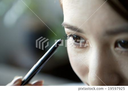 Eye to draw eye Eye to draw eye 19597925