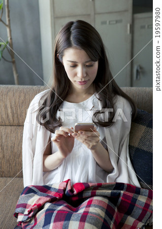 Women in their 20s who use smartphones 19597980