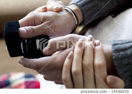 Hands to receive the ring 19598020