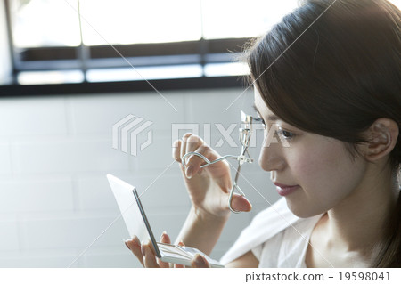 二十多歲的女性使用分局 19598041