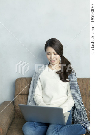 Women in their twenties using PC 19598070