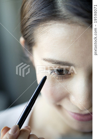 Female in her twenties who draw eye line 19598071