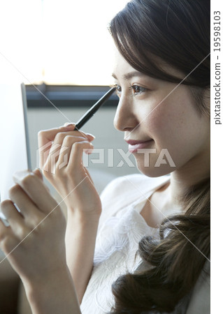 Female in her twenties who draw eye line 19598103