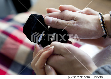 Hands to receive the ring 19598105