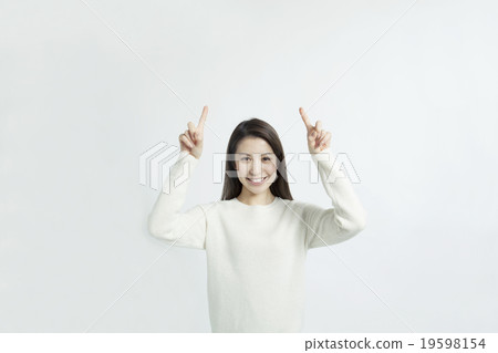 Women in their twenties pointing up 19598154