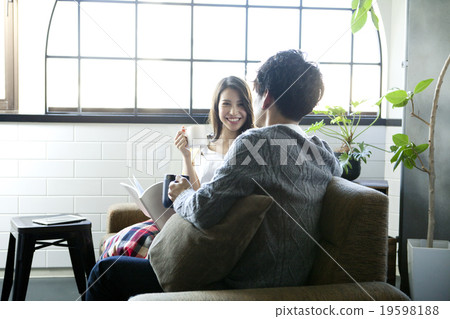 A couple to relax in the room 19598188