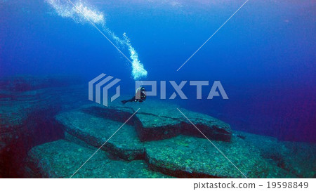 Yonaguni-jima seafloor ruins 19598849