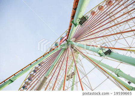 Old ferris wheel 19599665
