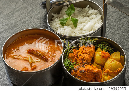 典型的印度咖哩盒午餐印度咖哩雞肉午餐 19599955