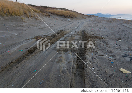 Get out of the sandy beach and escape Get out of the sandy beach and escape 19601118