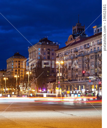 Kreschatik street at night, Kyiv 19602881