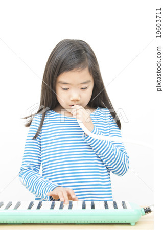 女孩玩女孩玩小學鋼琴零件削減身體的一部分 19603711
