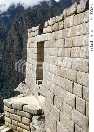 Machu Picchu, the ancient Inca city in the Andes 19605528