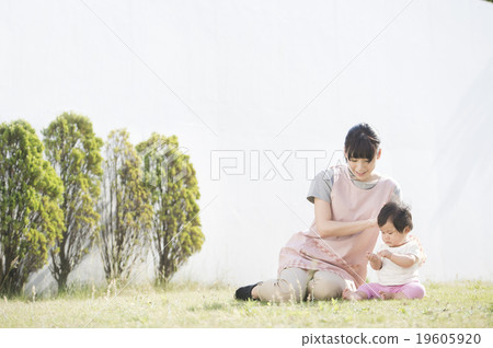 嬰兒和女性(室外) 嬰兒和女性(室外) 19605920