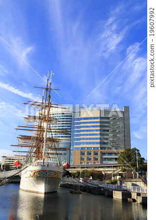 Minatomirai的冬日陽光燦爛的日子 19607992