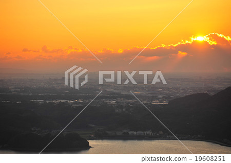 從地平線雲到早晨的太陽 19608251