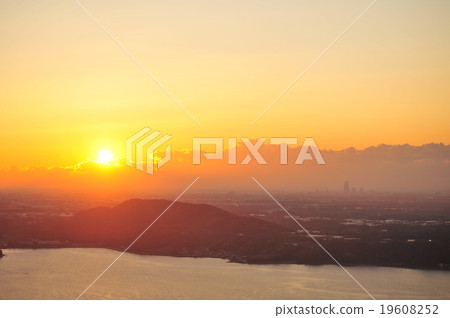 從地平線雲到早晨的太陽 19608252