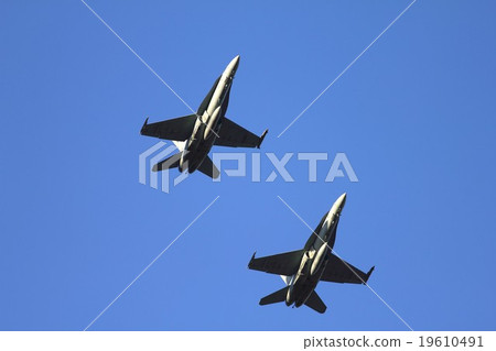 飛行清楚的天空藍天的美國海軍陸戰隊員F-18C大黃蜂戰鬥機 19610491