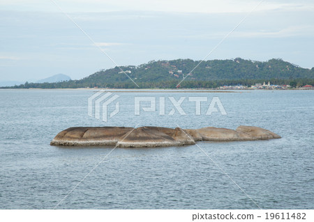 Large rocks in the sea 19611482