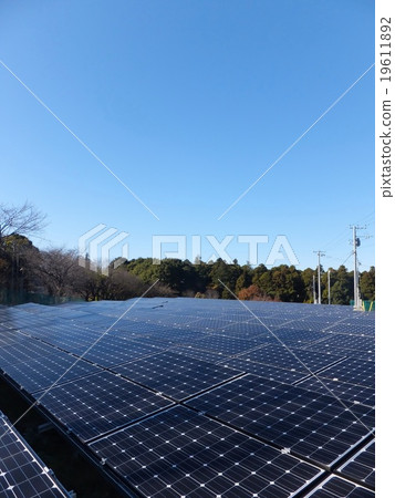 藍天和太陽能電池板 19611892
