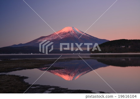 Red Lantern from Lake Yamanaka Red Lantern from Lake Yamanaka 19616104