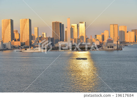 A sightseeing ship bathed in the reflection of the sun A sightseeing ship bathed in the reflection of the sun 19617684