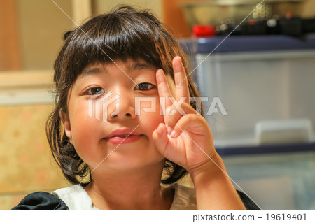 A girl who did a V sign 19619401