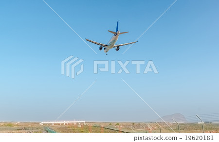Airplane arriving to the Tenerife airport 19620181