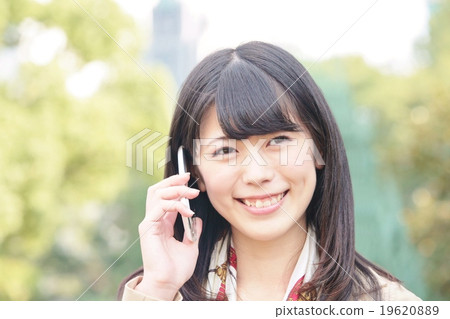 查尋與穿著智能手機的衣服的一個少婦 查尋與穿著智能手機的衣服的一個少婦 19620889