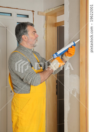 Home renovation, caulking door with silicone Home renovation, caulking door with silicone 19622001