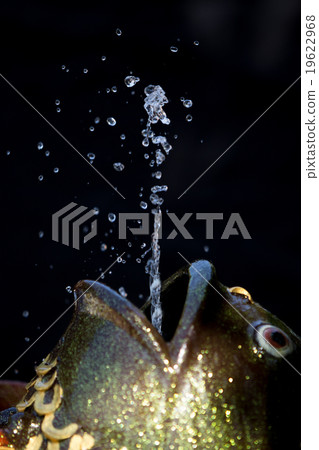 Fountain spraying water aquarium Fountain spraying water aquarium 19622968