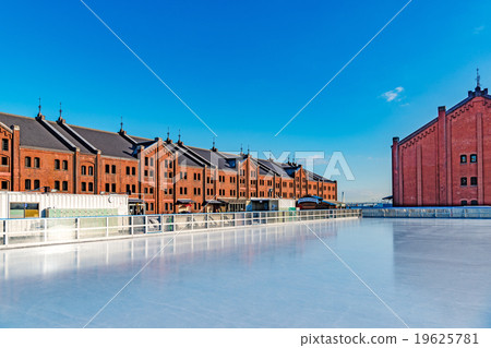 Red brick warehouse in winter (Naka Ward, Yokohama, red brick park) 19625781