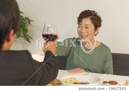 在周年紀念的資深夫婦晚餐 在周年紀念的資深夫婦晚餐 19627183