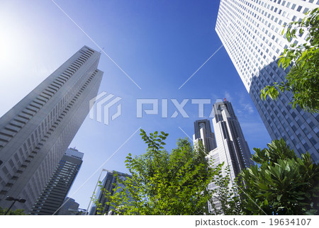 Looking up at the Shinjuku skyscraper group Greenery and blue sky Looking up at the Shinjuku skyscraper group Greenery and blue sky 19634107