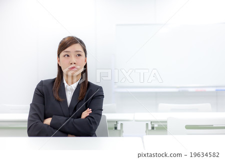 一個女人穿著暖和的衣服 19634582