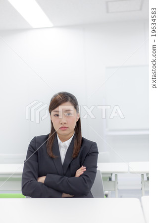 一個女人穿著暖和的衣服 19634583