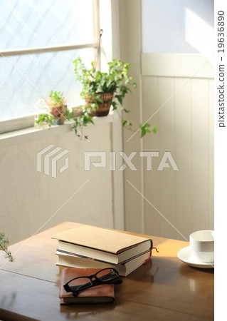 Reading image Reading image 19636890