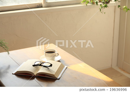 Reading image Reading image 19636996