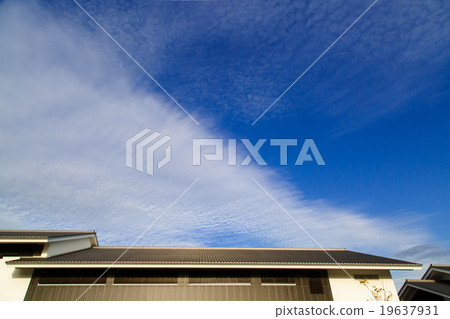  Blue sky and clouds 19637931